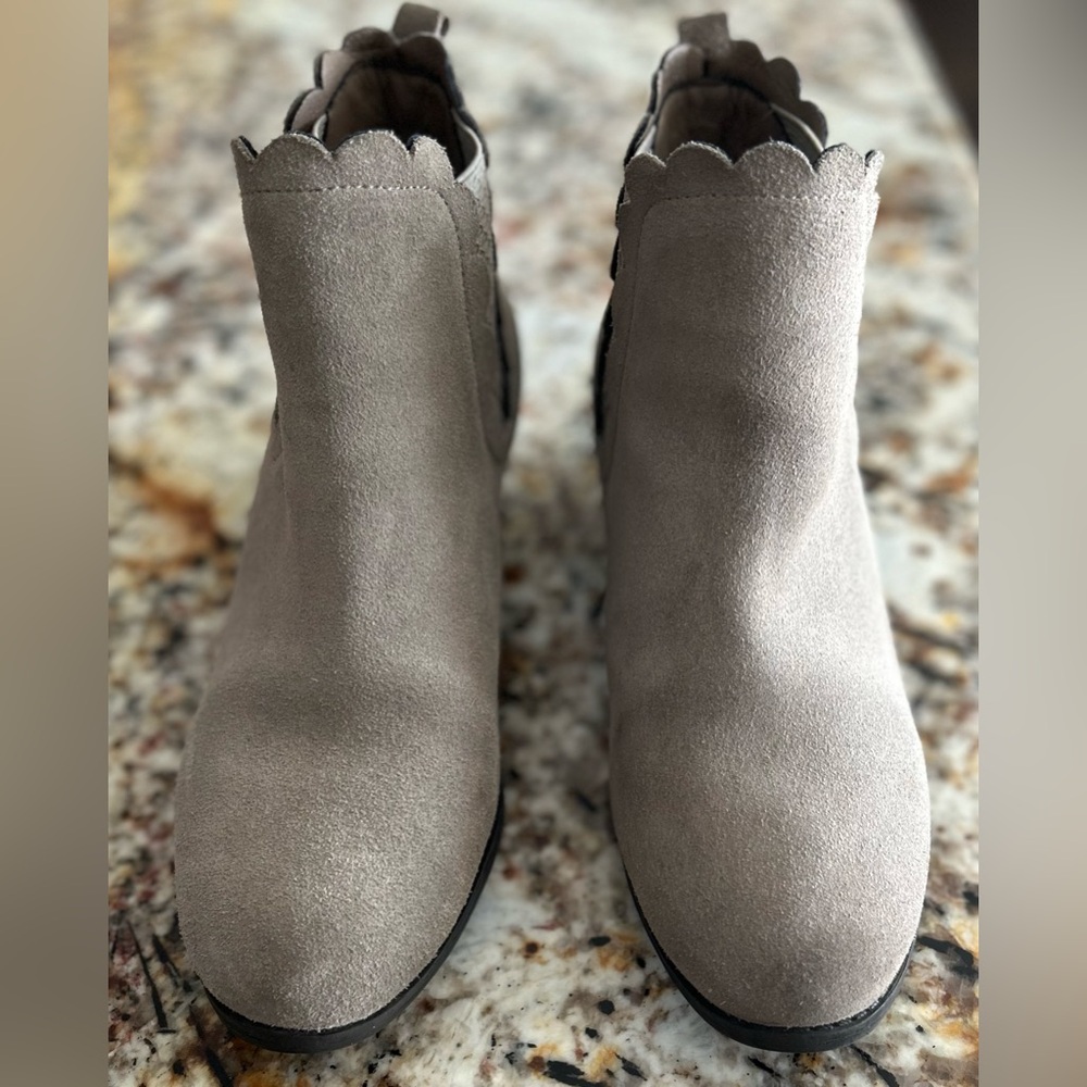 Skechers Relaxed Fit Taupe Leather Upper Flats Women's Size 8.5 SN 49954 Comfort